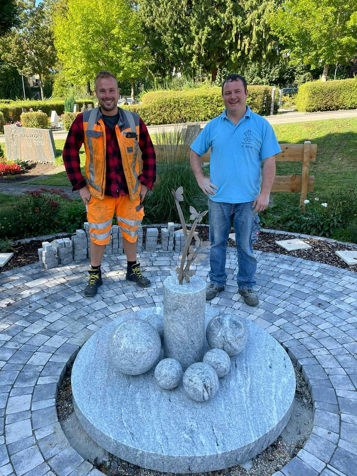 Bei der Aufstellung des Gedenksteines Herr Michael Jäck (Steinmetz) und Herr Christian Schulz (Grüntruppführer Bauhof)